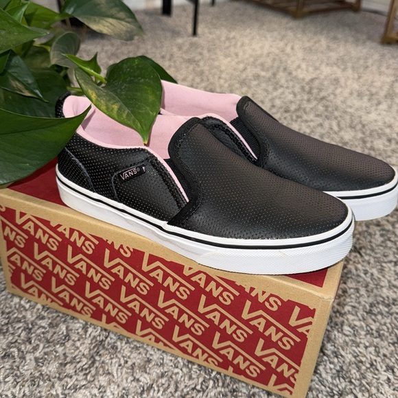 Vans - Picture 2 of 12